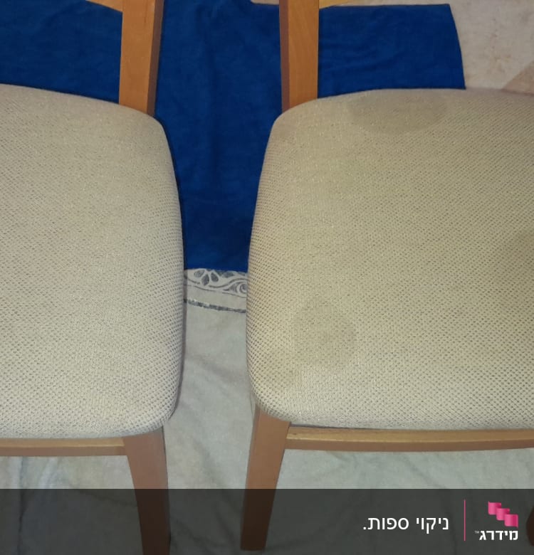 שני כיסאות עם כתמים על המושב